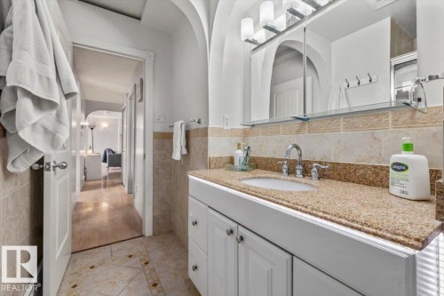 9304 128A Avenue, Edmonton, AB - Indoor Photo Showing Bathroom