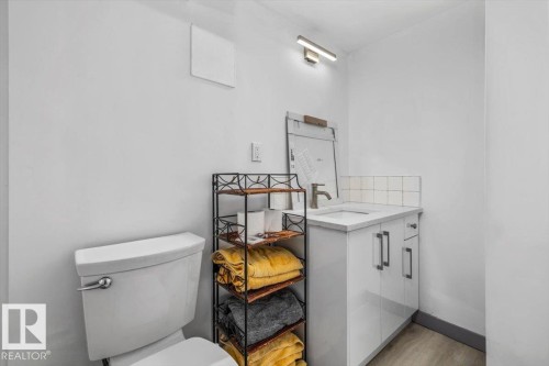 9304 128A Avenue, Edmonton, AB - Indoor Photo Showing Bathroom