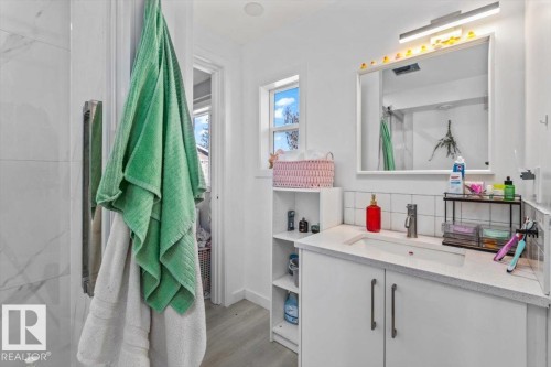 9304 128A Avenue, Edmonton, AB - Indoor Photo Showing Bathroom