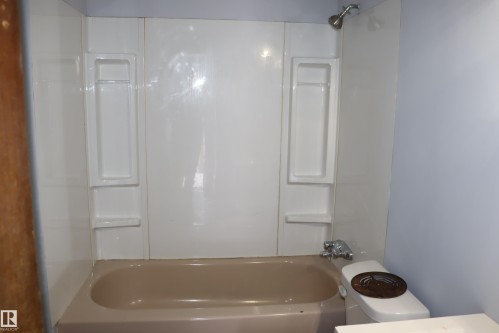 5103 64 Ave., Ponoka, AB - Indoor Photo Showing Bathroom