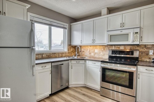 8916 148 Street, Edmonton, AB - Indoor Photo Showing Kitchen