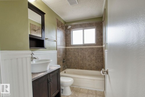 8916 148 Street, Edmonton, AB - Indoor Photo Showing Bathroom