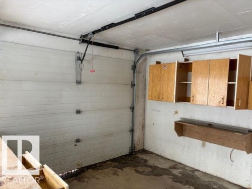 582 Highway 813, Rural Opportunity M.D., AB - Indoor Photo Showing Garage