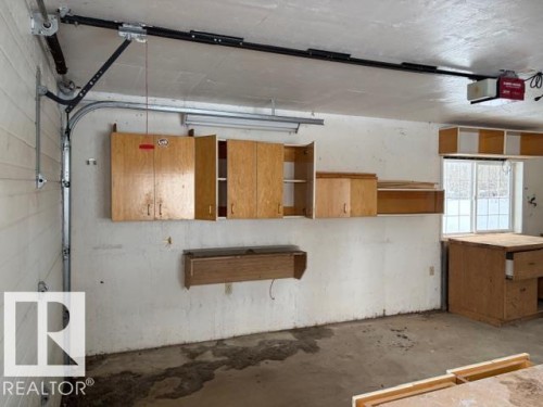 582 Highway 813, Rural Opportunity M.D., AB - Indoor Photo Showing Garage