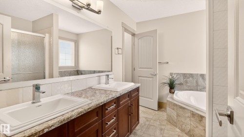 7276 Morgan Road Nw, Edmonton, AB - Indoor Photo Showing Bathroom