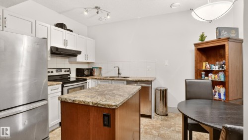 7276 Morgan Road Nw, Edmonton, AB - Indoor Photo Showing Kitchen