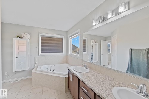 3215 22 Avenue, Edmonton, AB - Indoor Photo Showing Bathroom