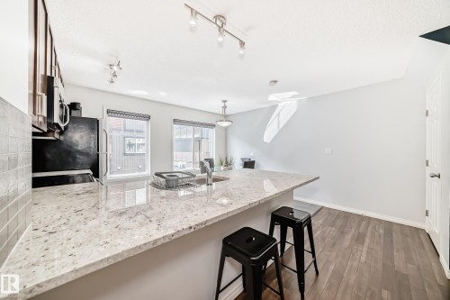 81 3305 Orchards Link Link, Edmonton, AB - Indoor Photo Showing Kitchen