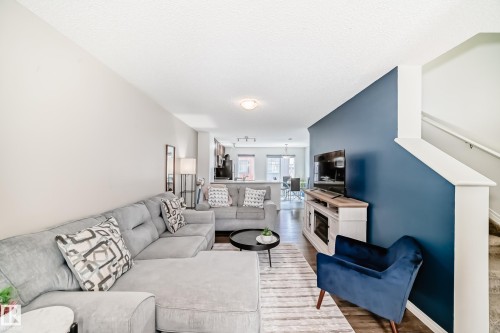 81 3305 Orchards Link Link, Edmonton, AB - Indoor Photo Showing Living Room
