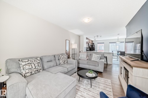 81 3305 Orchards Link Link, Edmonton, AB - Indoor Photo Showing Living Room