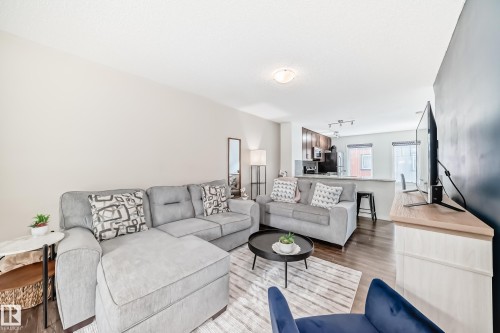 81 3305 Orchards Link Link, Edmonton, AB - Indoor Photo Showing Living Room