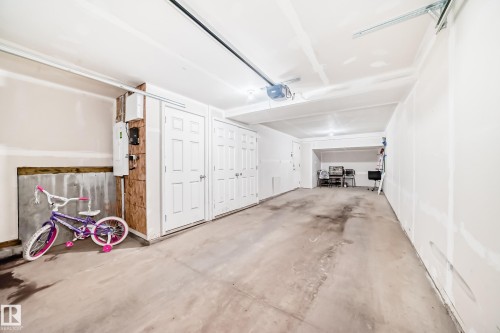 81 3305 Orchards Link Link, Edmonton, AB - Indoor Photo Showing Garage