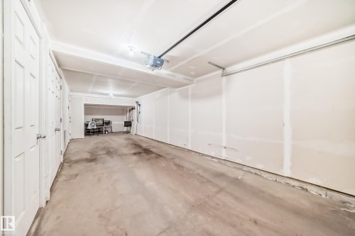 81 3305 Orchards Link Link, Edmonton, AB - Indoor Photo Showing Garage