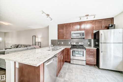 81 3305 Orchards Link Link, Edmonton, AB - Indoor Photo Showing Kitchen