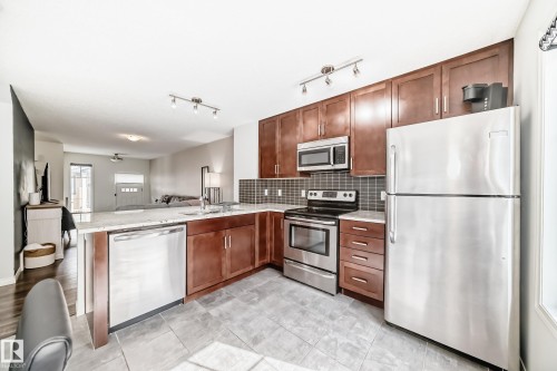 81 3305 Orchards Link Link, Edmonton, AB - Indoor Photo Showing Kitchen