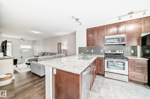 81 3305 Orchards Link Link, Edmonton, AB - Indoor Photo Showing Kitchen