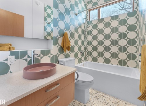 10506 137 Street, Edmonton, AB - Indoor Photo Showing Bathroom