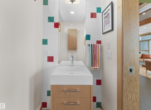 10506 137 Street, Edmonton, AB - Indoor Photo Showing Bathroom