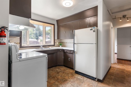 52 Belmont Drive, St. Albert, AB - Indoor Photo Showing Kitchen With Double Sink
