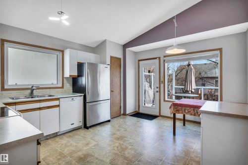 5 Donald Place, St. Albert, AB - Indoor Photo Showing Kitchen With Double Sink