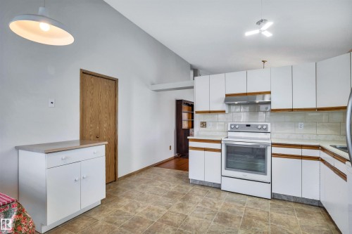 5 Donald Place, St. Albert, AB - Indoor Photo Showing Kitchen
