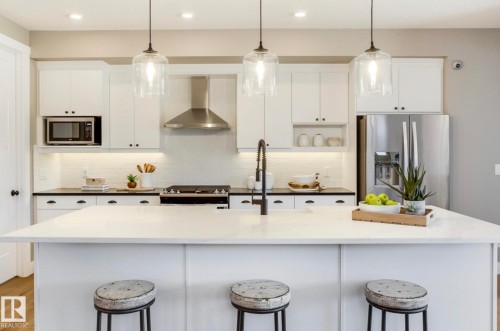 100 Redpoll Wynd, St. Albert, AB - Indoor Photo Showing Kitchen With Upgraded Kitchen