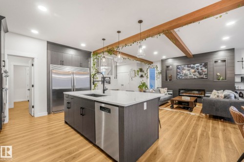 707 Kinglet Boulevard, Edmonton, AB - Indoor Photo Showing Kitchen With Upgraded Kitchen