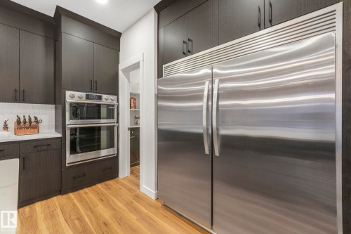 707 Kinglet Boulevard, Edmonton, AB - Indoor Photo Showing Kitchen With Upgraded Kitchen