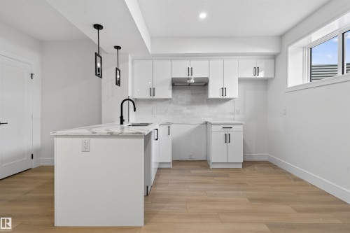 707 180 Street, Edmonton, AB - Indoor Photo Showing Kitchen With Upgraded Kitchen
