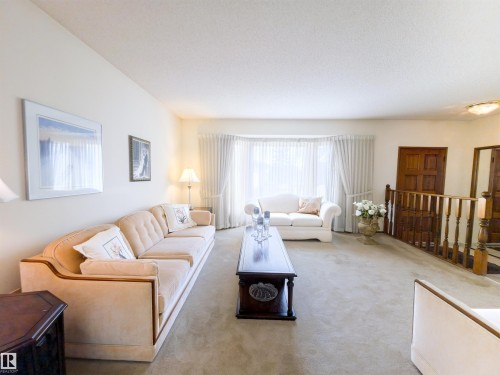 119 Castle Keep, Edmonton, AB - Indoor Photo Showing Living Room