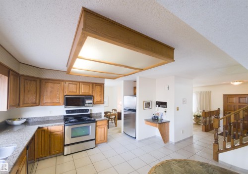 119 Castle Keep, Edmonton, AB - Indoor Photo Showing Kitchen
