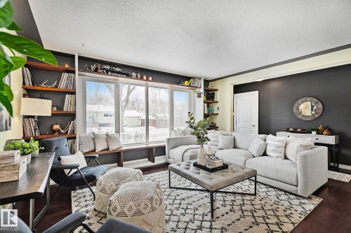 11334 52 Street, Edmonton, AB - Indoor Photo Showing Living Room