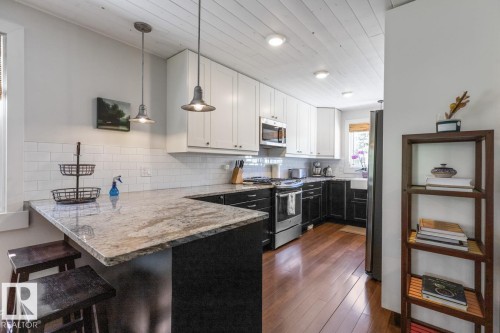9328 94 Street, Edmonton, AB - Indoor Photo Showing Kitchen With Upgraded Kitchen