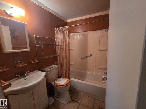 1014 16 Avenue, Cold Lake, AB - Indoor Photo Showing Bathroom