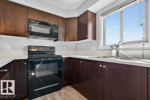 206 3719 Whitelaw Lane, Edmonton, AB - Indoor Photo Showing Kitchen With Double Sink