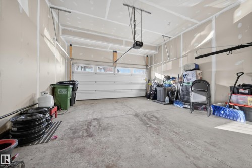 1575 Plum Circle Circle, Edmonton, AB - Indoor Photo Showing Garage
