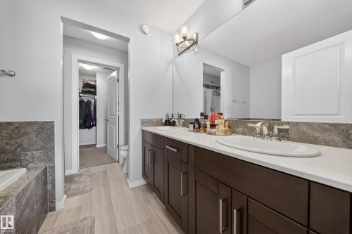 1575 Plum Circle Circle, Edmonton, AB - Indoor Photo Showing Bathroom