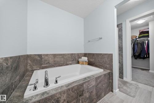1575 Plum Circle Circle, Edmonton, AB - Indoor Photo Showing Bathroom