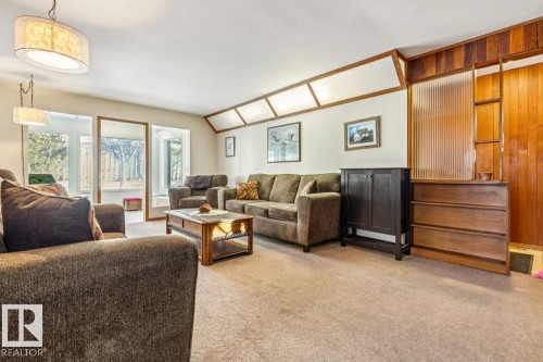 47 Gladstone Crescent, St. Albert, AB - Indoor Photo Showing Living Room