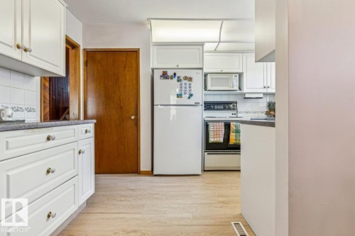 47 Gladstone Crescent, St. Albert, AB - Indoor Photo Showing Kitchen