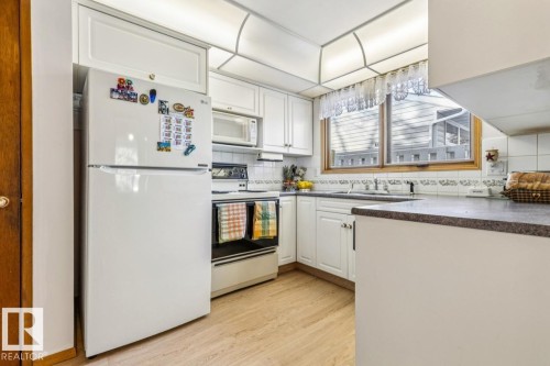 47 Gladstone Crescent, St. Albert, AB - Indoor Photo Showing Kitchen