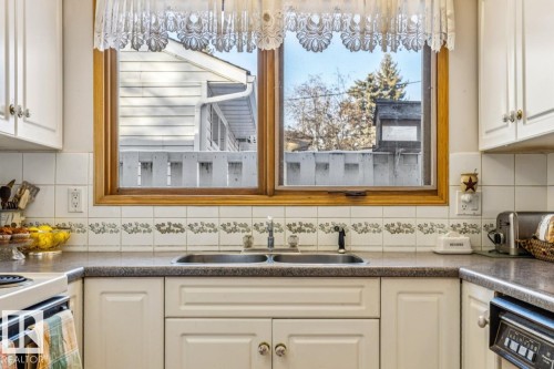 47 Gladstone Crescent, St. Albert, AB - Indoor Photo Showing Kitchen With Double Sink