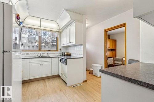 47 Gladstone Crescent, St. Albert, AB - Indoor Photo Showing Kitchen