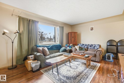 8208 73 Avenue, Edmonton, AB - Indoor Photo Showing Living Room