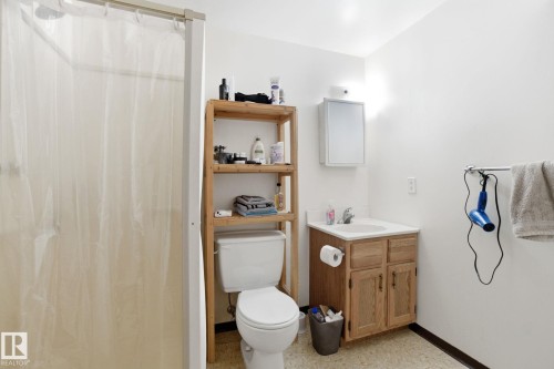 8208 73 Avenue, Edmonton, AB - Indoor Photo Showing Bathroom