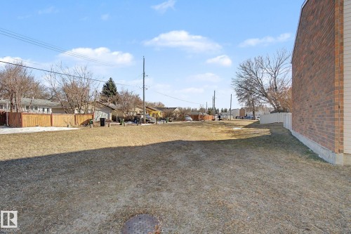 The property features an expansive lot with a grass lawn and a partial brick exterior - 186 Centennial Crest, Edmonton, AB - Outdoor