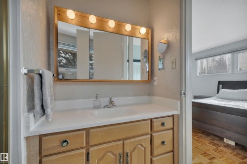 4224 Aspen Drive E, Edmonton, AB - Indoor Photo Showing Bathroom