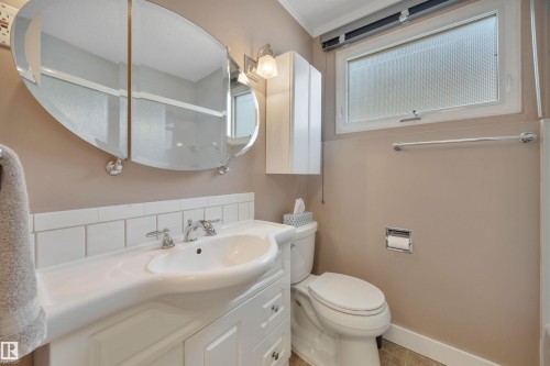 4224 Aspen Drive E, Edmonton, AB - Indoor Photo Showing Bathroom