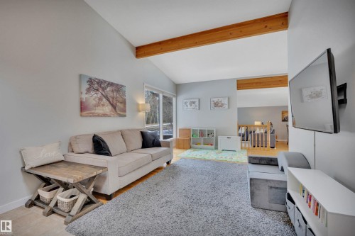 4224 Aspen Drive E, Edmonton, AB - Indoor Photo Showing Living Room