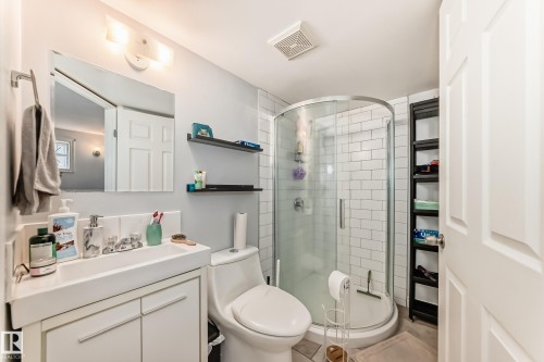 12015 104 Street, Edmonton, AB - Indoor Photo Showing Bathroom